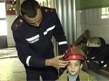 Українські рятувальники зробили подарунок важкохворому хлопчику. ВІДЕО