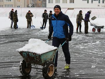 Сніг на луцькому стадіоні прибирали фани і тренери