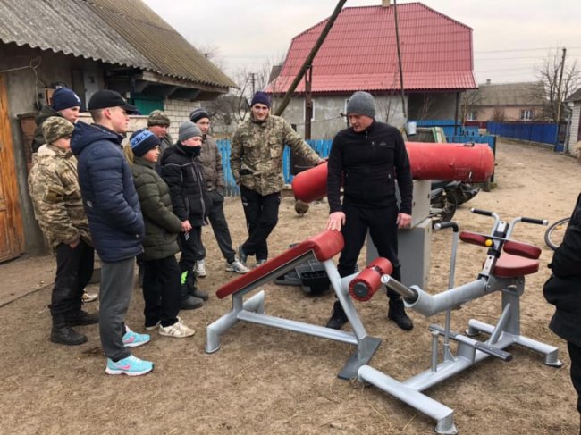 «Побратими України» привезли тренажери волинянам, які тренувалися у столітній хаті-розвалюсі