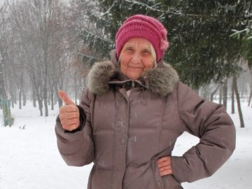 Лучанка у 77 років босоніж бігає по снігу
