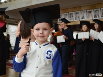 Понад 800 магістрів СНУ отримали дипломи. ФОТО