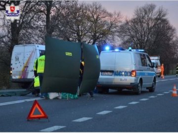 У Польщі вантажівка на смерть збила  українця