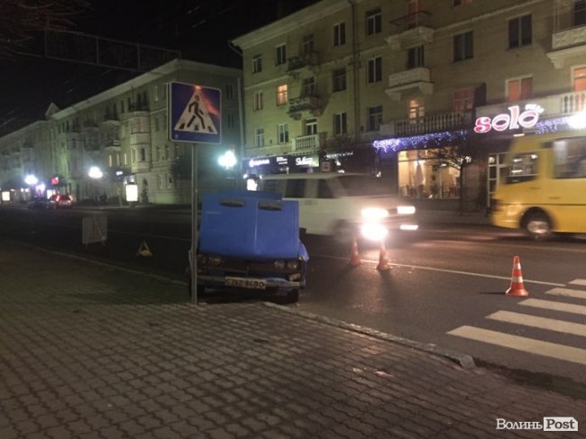 В центрі Луцька не поділили дорогу Volkswagen та ВАЗ: останнього відкинуло на дорожній знак. ФОТО