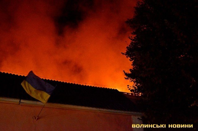 У центрі Луцька сталась масштабна пожежа: горів військовий госпіталь. ФОТО