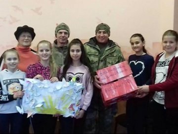 Волинські школярі виготовили півсотні валентинок для солдатів. ФОТО