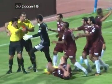 У Кувейті суддя побився з футболістами. ВІДЕО