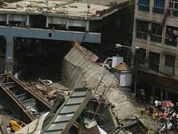 В Індії впала естакада шосе: більше 150 людей під завалами