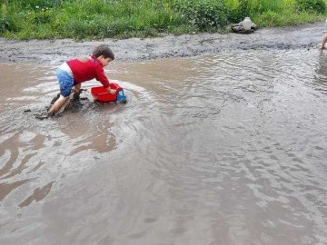 Вода доходить до будинків: у Луцьку затопило вулицю. ФОТО