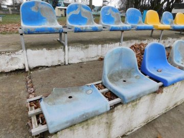 У місті на Волині вандали потрощили крісла на стадіоні
