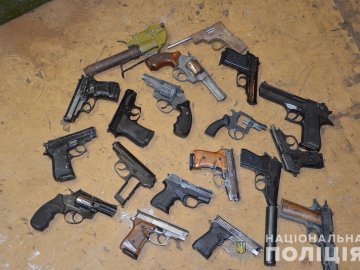 Рушниці, пістолети, набої: на Волині поліцейські знищили зброю. ФОТО
