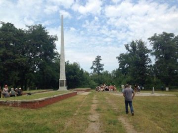 У Слов'янську розкопали братську могилу жертв терористів