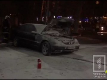 На заправці в Одесі спалахнув автомобіль із людьми