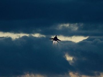 При заході сонця: зазнімкували вечірні польоти луцького МіГа. ФОТО   