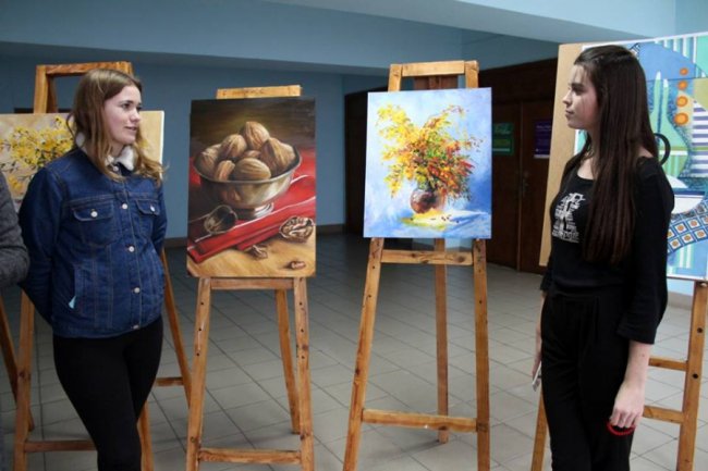 День студента по-інтелігентному: у луцькому політесі влаштували святкову виставку картин