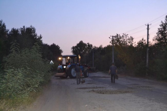 На Волині люди самотужки ремонтують дорогу до села. ФОТО