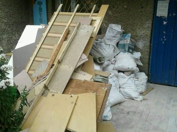 У Луцьку мешканці багатоповерхівок закидали двори будівельним сміттям. ФОТО