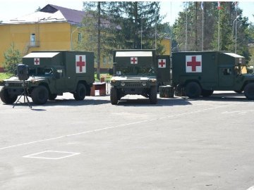 Українські військові отримали автомобілі медичної евакуації від збройних сил США. ФОТО
