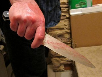 Один з ножем, інший – з палицею: у Луцьку двоє чоловіків побились через борг
