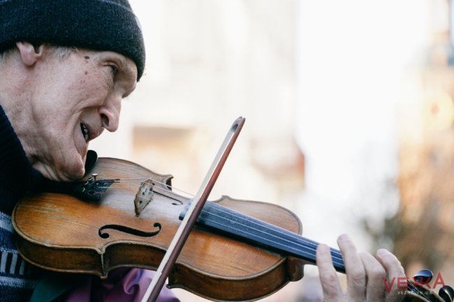 Різдвяна історія: у Вінниці зібрали майже 140 тисяч гривень на нову скрипку для незрячого музиканта