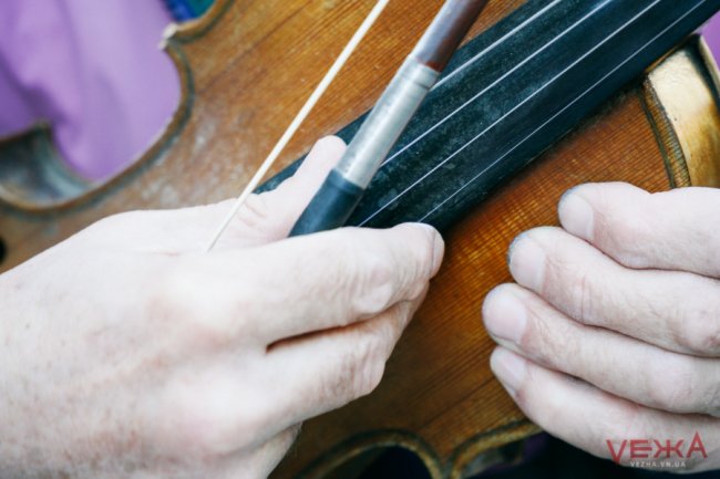 Різдвяна історія: у Вінниці зібрали майже 140 тисяч гривень на нову скрипку для незрячого музиканта