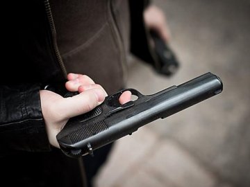 Стрілянина на Дніпропетровщині: чоловік на дорозі поранив 4 людей