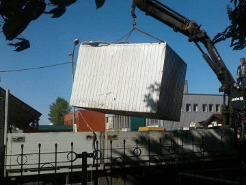 У Луцьку знесли «незаконний» контейнер. ФОТО