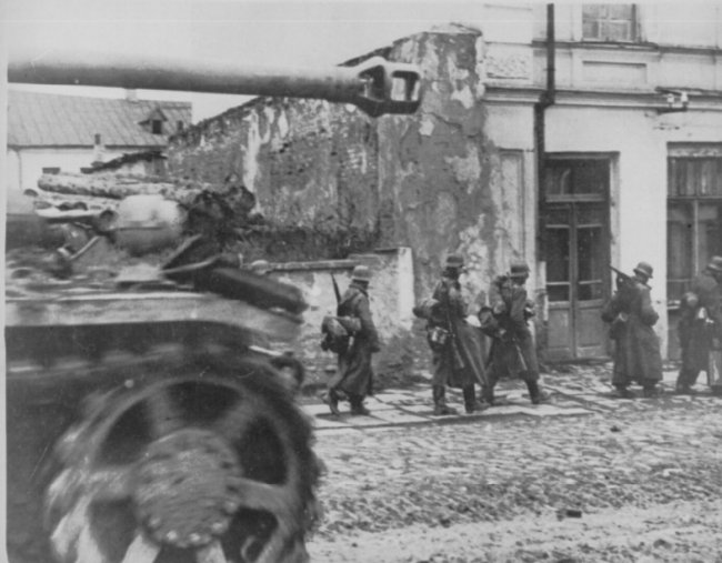 Німецькі танки та солдати на вулицях волинського містечка