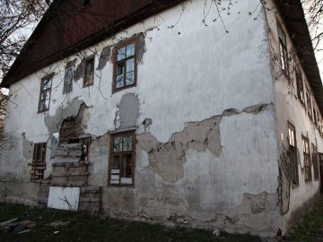 Багатоквартирний старий будинок у Володимирі розвалюється