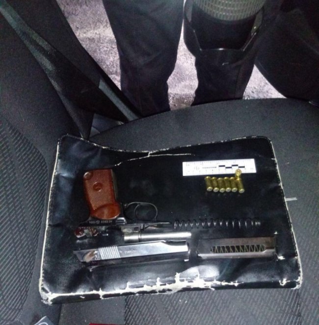 На волинській митниці в автомобілі знайшли пістолет та набої. ФОТО