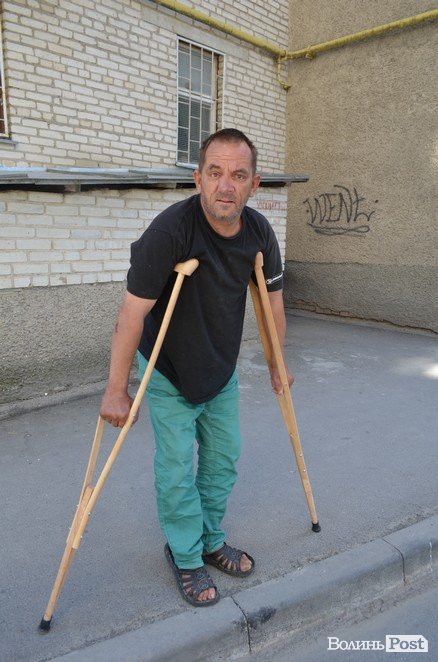 Небайдужі люди кілька днів тому подарували безхатькові милиці