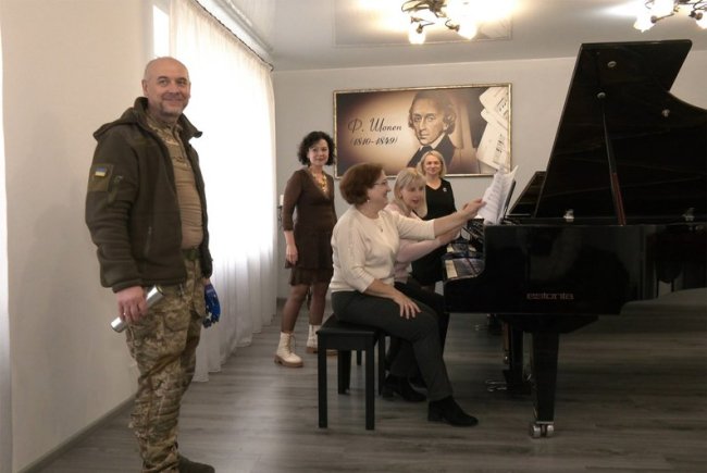 Викладач музшколи з Луцька на фронті грав на пеньку замість барабана