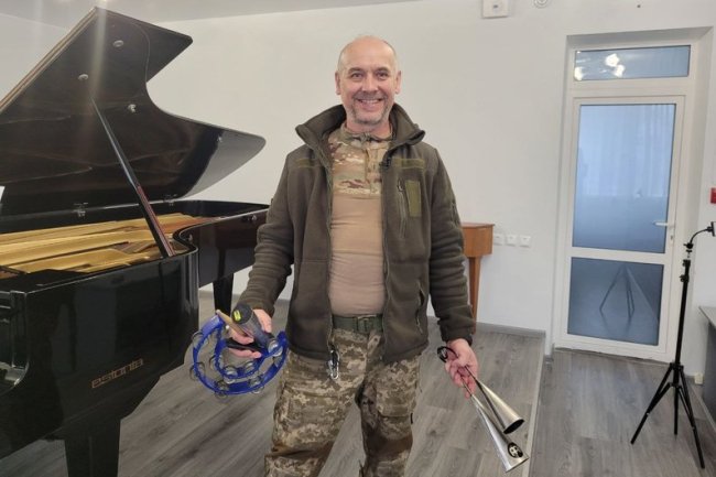 Викладач музшколи з Луцька на фронті грав на пеньку замість барабана