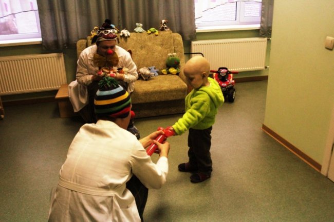 «Без них ми б не впоралися»: як благодійники рятують волинських дітей від раку