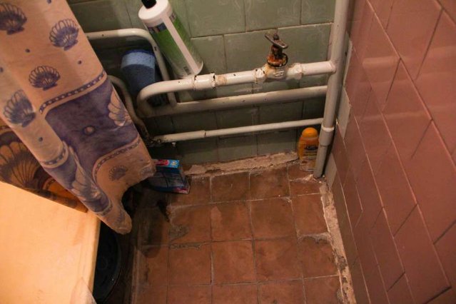 Дірявий дах, пліснява і таргани: скільки платять та як живуть мешканці гуртожитків СНУ. ФОТО