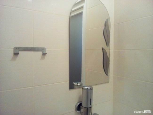 Дзеркало у жіночому туалеті