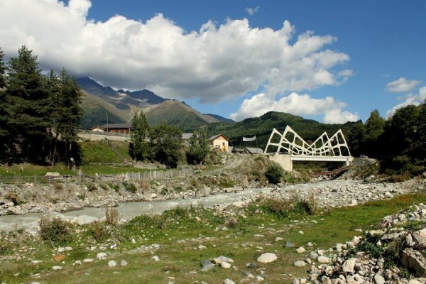 «Нотатки мандрівниці» Ірини Хом'як: легенда про мільйони троянд, фантастичне вино та грузинський Лас-Вегас
