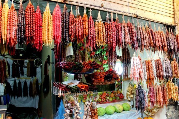 «Нотатки мандрівниці» Ірини Хом'як: легенда про мільйони троянд, фантастичне вино та грузинський Лас-Вегас