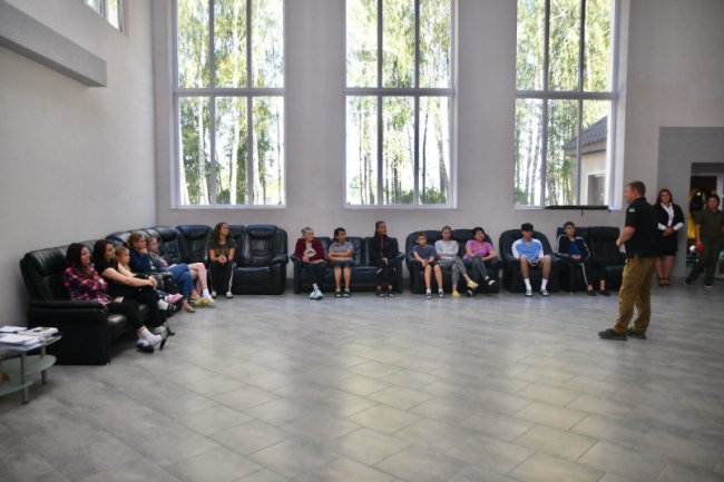 Віталій Коваль спілкується з ВПО, що мешкають на базі відпочинку на Дубенщині