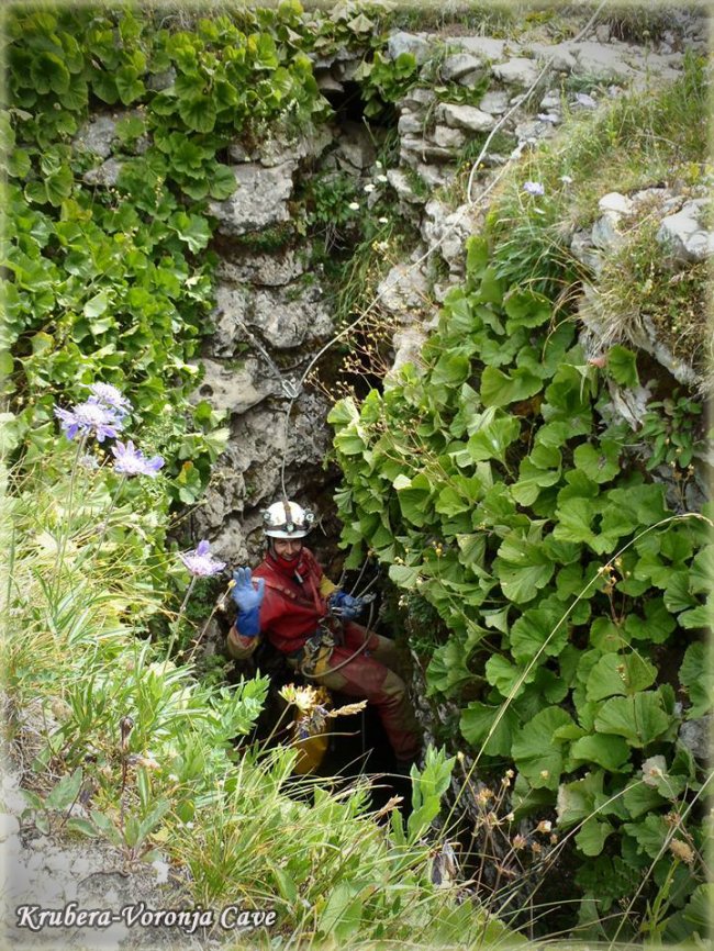 Вхід до найглибшої печери світу Крубера-Вороняча.