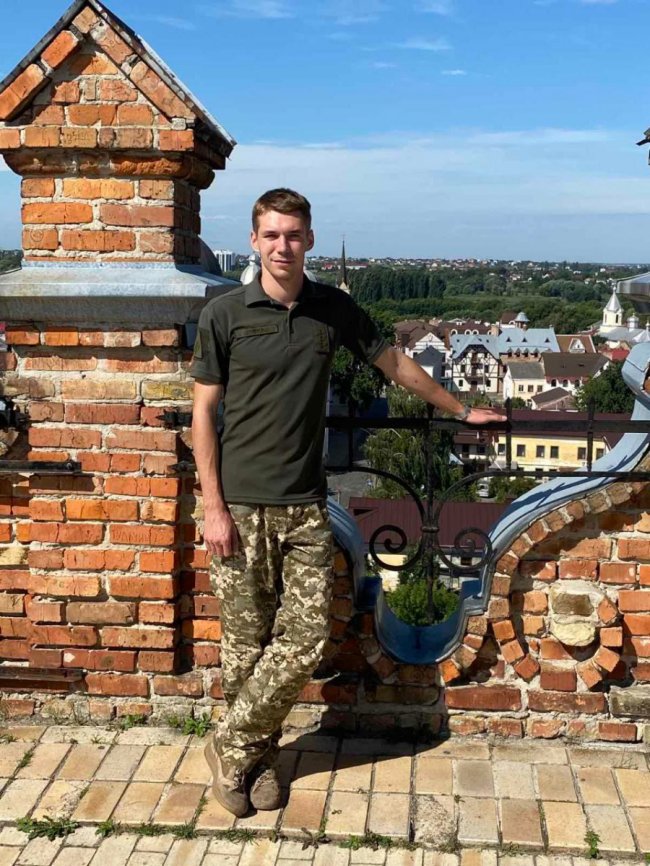 «Тільки те світло, яким він був і яке залишив, тримає на світі». У пам’ять про Вадима Гринюка, вбитого Росією на аеродромі у Луцьку