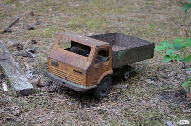 Дитячі іграшки, розкидані біля садочка