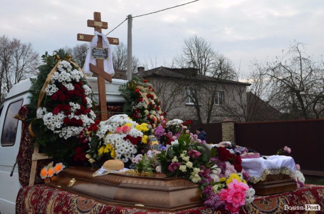 Плакав і старий, і малий: поховали голову Шацької громади