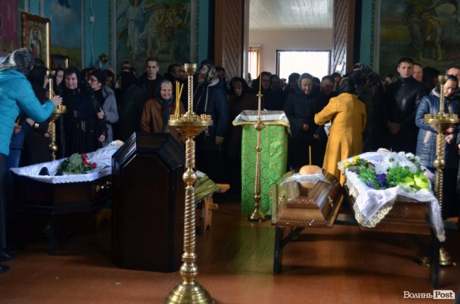 Плакав і старий, і малий: поховали голову Шацької громади