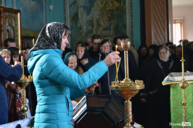 Плакав і старий, і малий: поховали голову Шацької громади