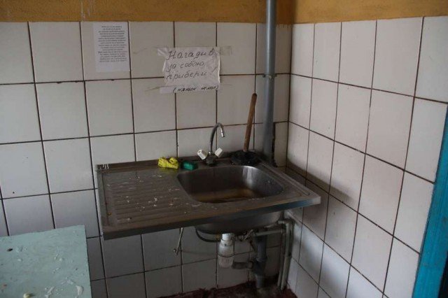 Дірявий дах, пліснява і таргани: скільки платять та як живуть мешканці гуртожитків СНУ. ФОТО