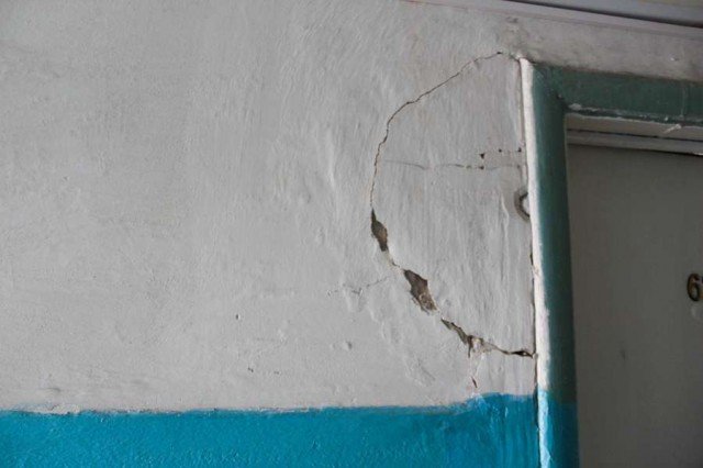 Дірявий дах, пліснява і таргани: скільки платять та як живуть мешканці гуртожитків СНУ. ФОТО