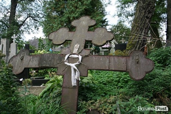 Хрест братського кладовища на Володимирській