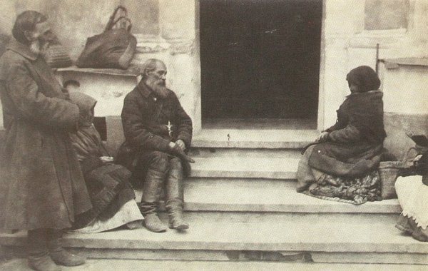 Луцькі жебраки. Зображення з книги «Луцьк у старовинній листівці, гравюрі та фотографії» Віктора Літевчука