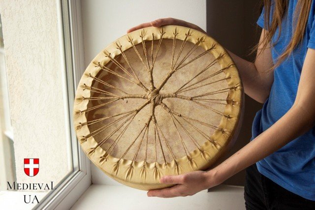 Лучанин розповів про тонкощі виготовлення автентичних шаманських бубнів. ФОТО