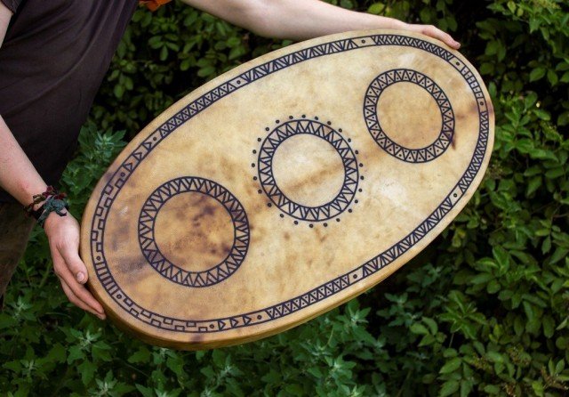 Лучанин розповів про тонкощі виготовлення автентичних шаманських бубнів. ФОТО